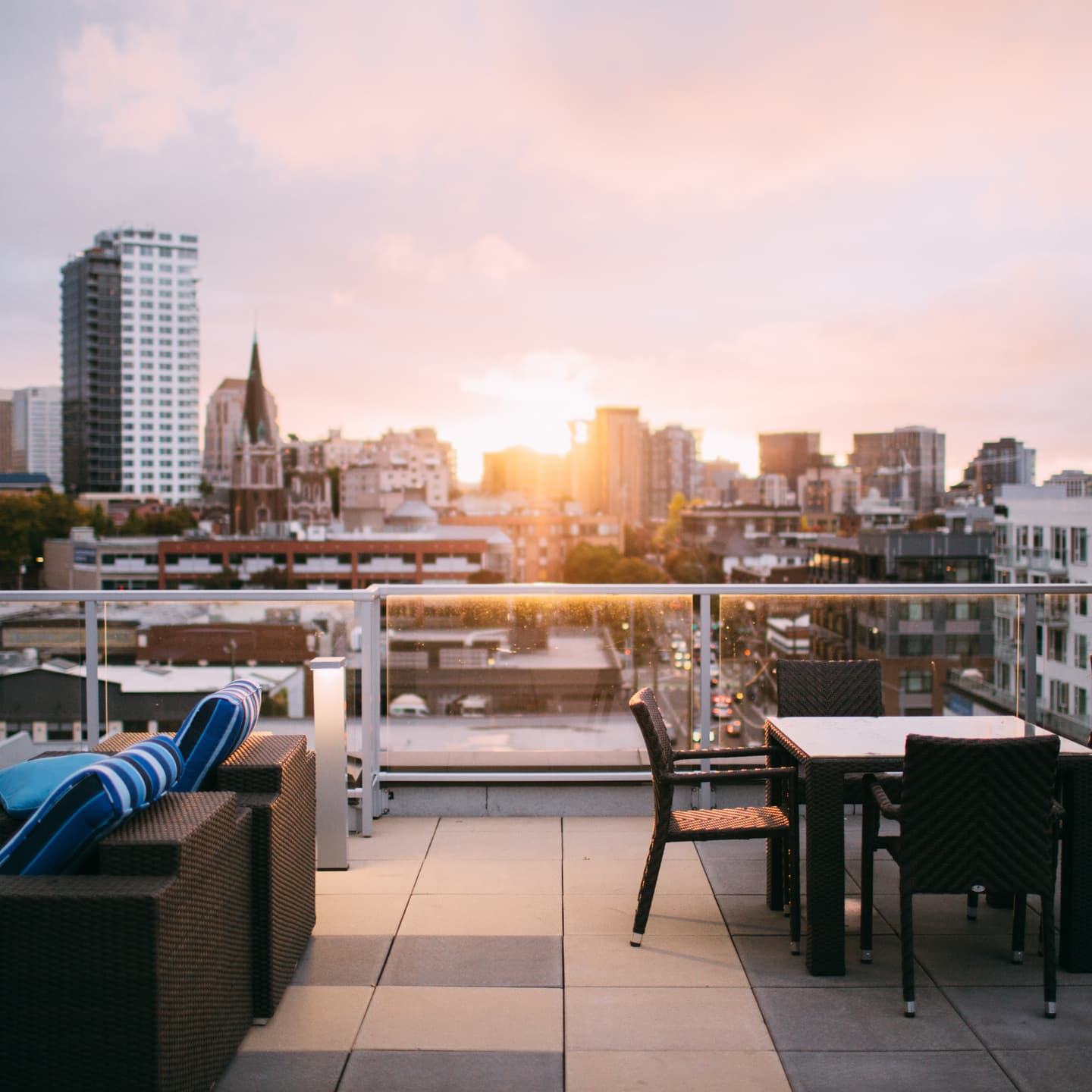 日差し差し込むテラス