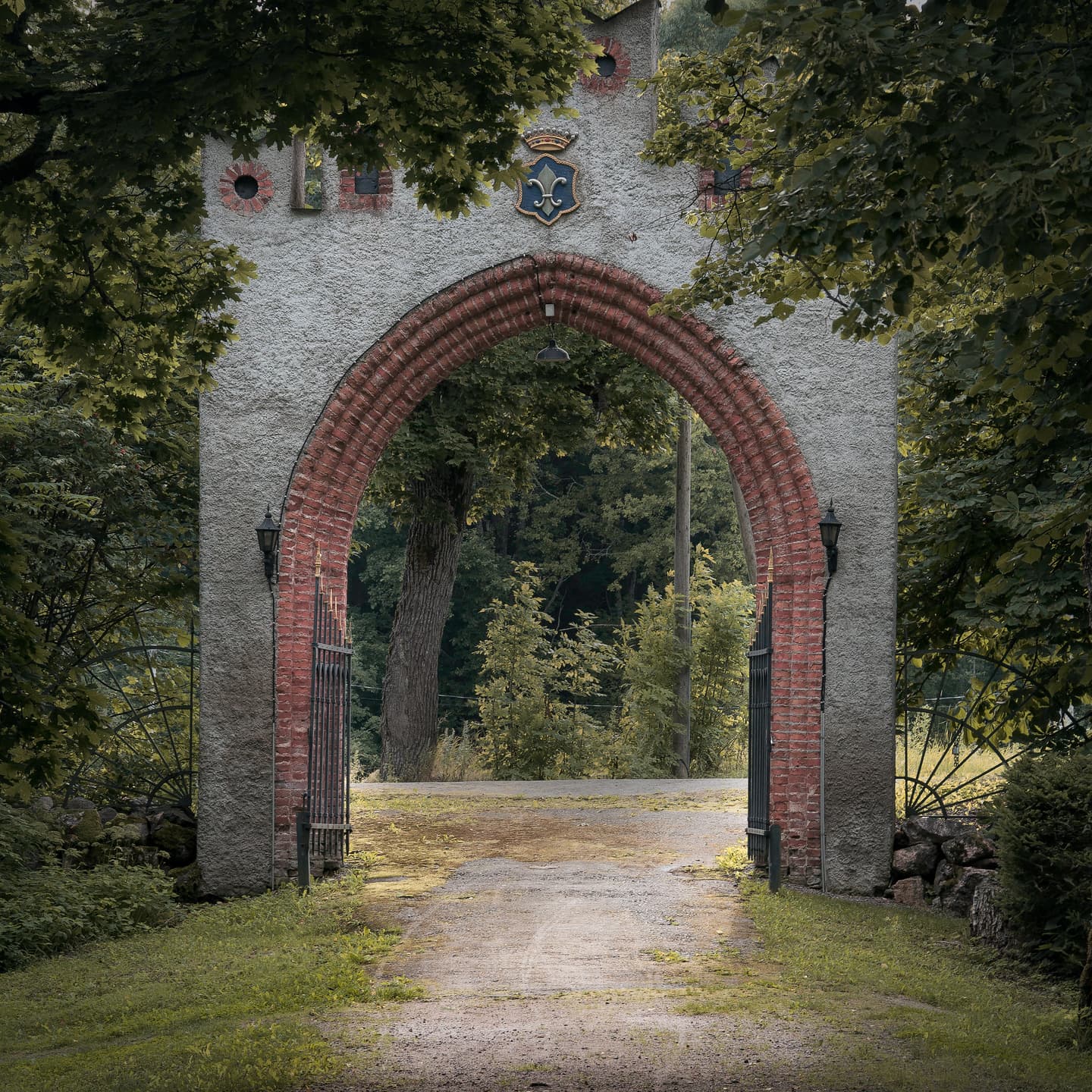 白いアーチの門構え