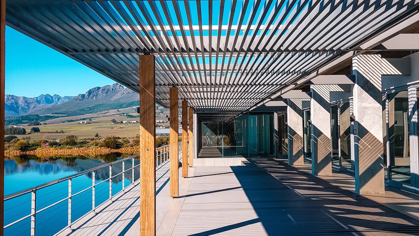 光の差し込むパーゴラ