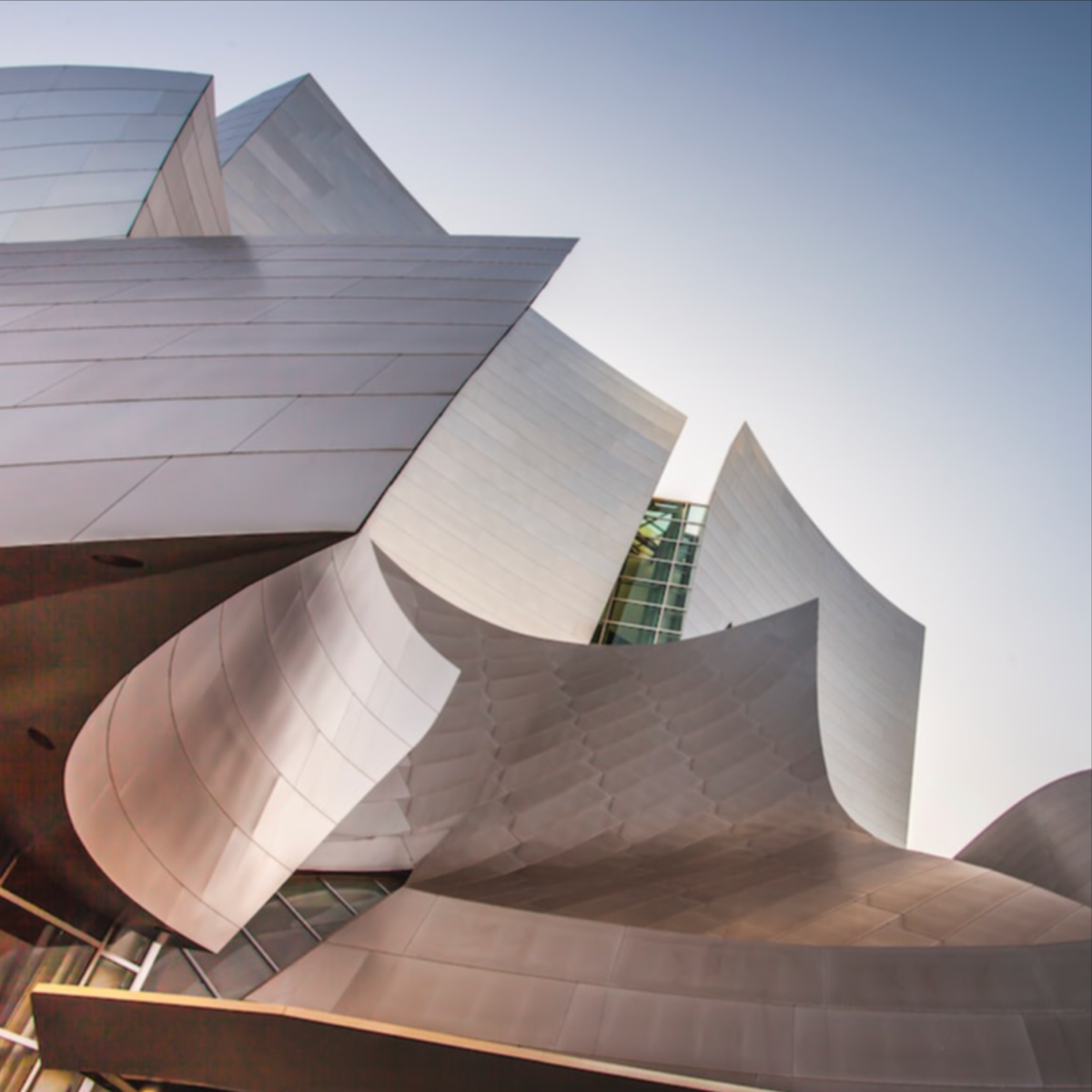 斬新な金色の建築